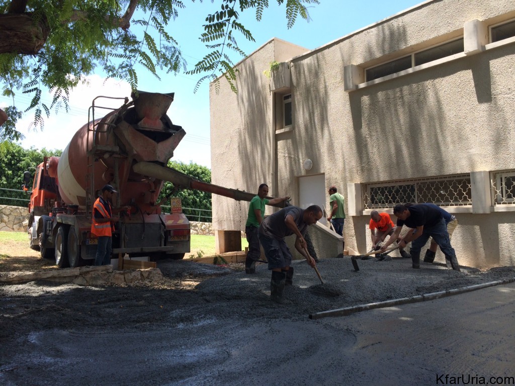 עבודות מתנדבים כפר אוריה יציקת בטון