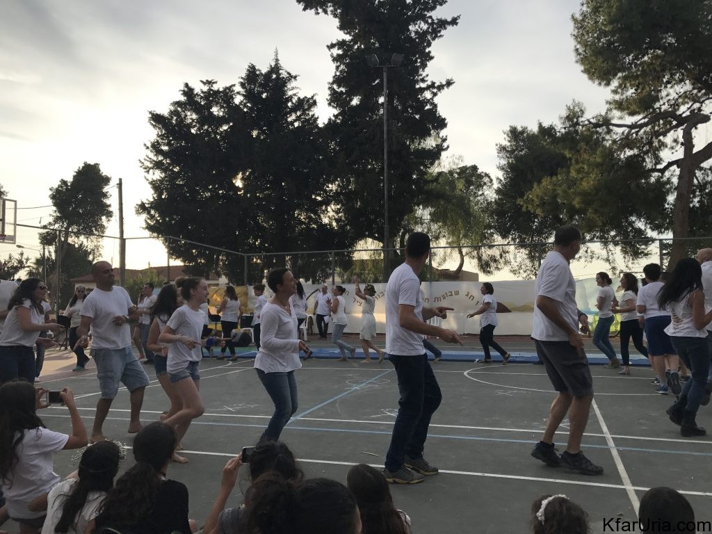 שבועות 2017 כפר אוריה - ריקודים בלבן