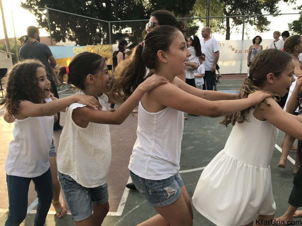 שבועות 2017 כפר אוריה - ריקודים בלבן